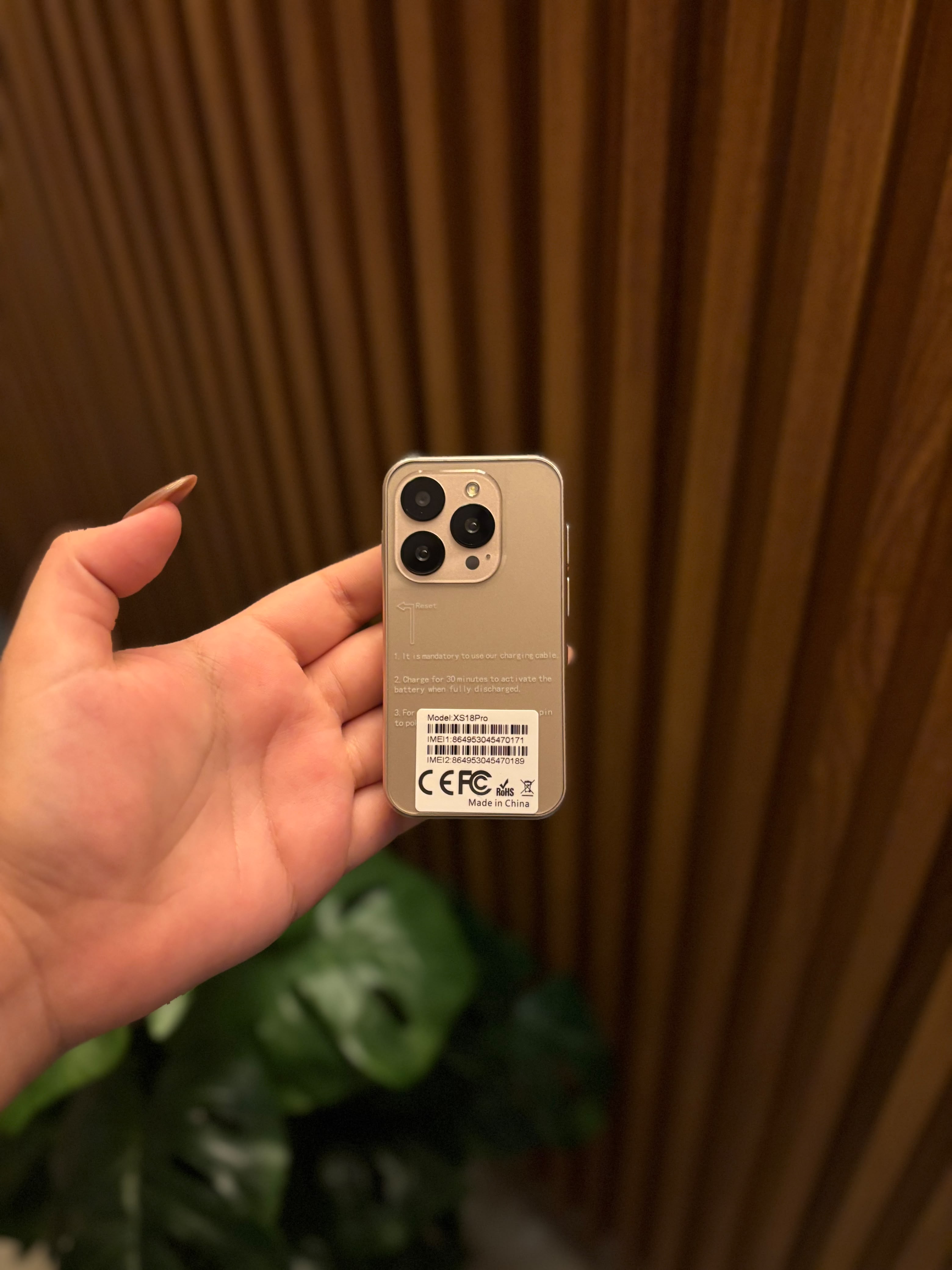 Mini iPhone dorado, tres cámaras