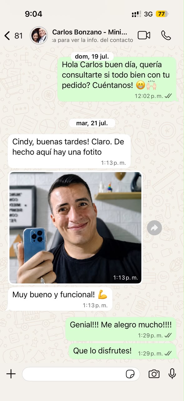 Cliente mostrando su Mini iPhone